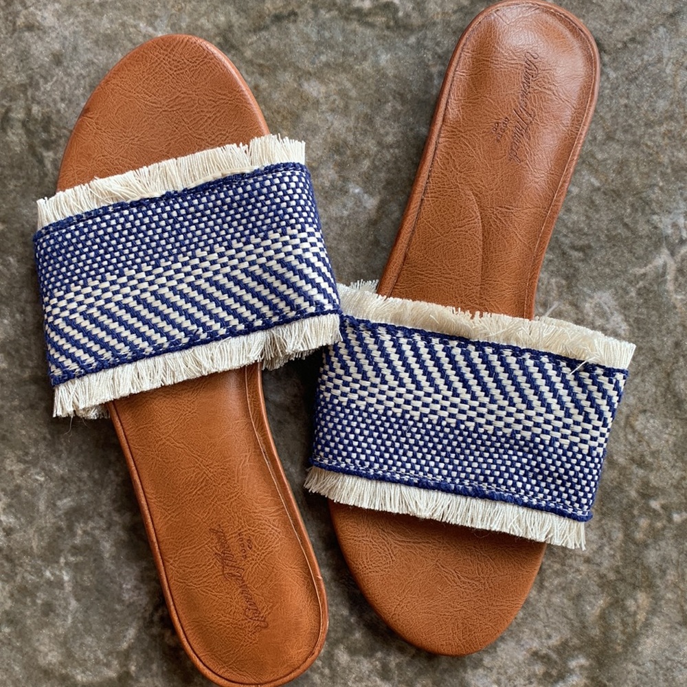 Universal thread sandals NWOT - Picture 3 of 3